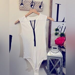 SHEIN Short sleeve zipper bodysuit Top 🌸